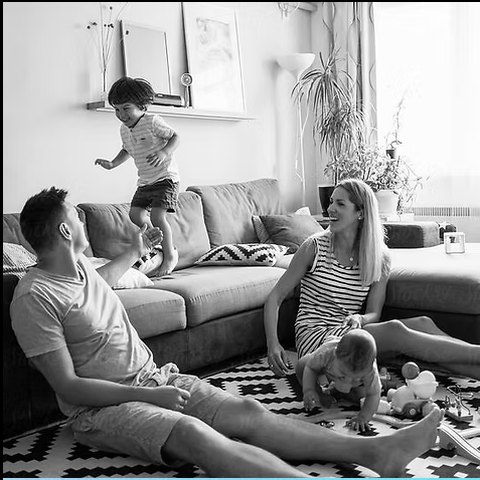 Gezin samen in de woonkamer